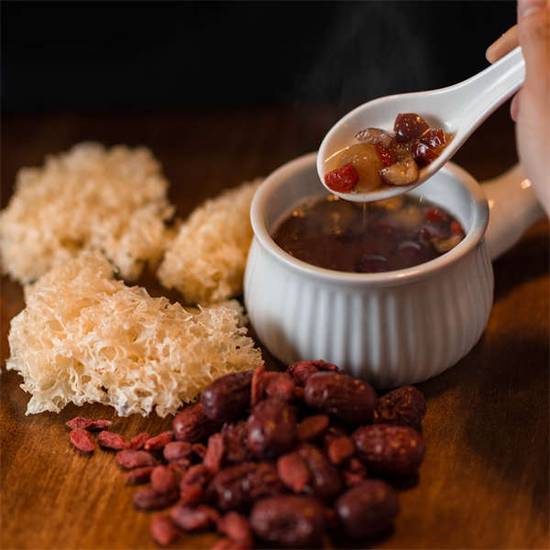 Stewed Longan Snow Fungus Soup 枸杞雪耳桂圆